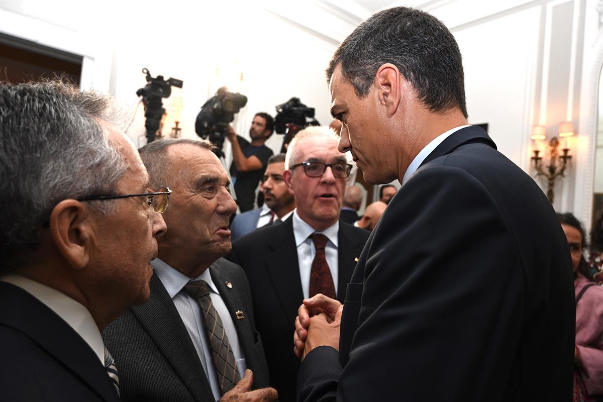 23/09/2019. Sánchez en la recepción con la colectividad española. El presidente del Gobierno en funciones, Pedro Sánchez, conversa con miemb...