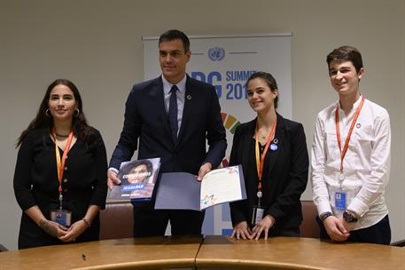 23/09/2019. Sánchez se reúne con jóvenes activistas españoles por el cambio climático. El presidente del Gobierno en funciones, Pedro Sánche...