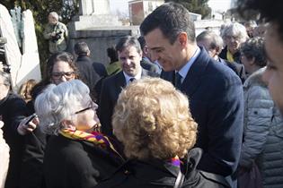 Pedro Sánchez conversa con asistentes al homenaje al presidente de la II República Manuel Azaña en el cementerio de Montauban.