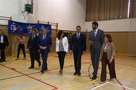 24/06/2019. Pedro Sánchez visita a la selección femenina de baloncesto. El presidente del Gobierno en funciones, Pedro Sánchez; la vicepresi...