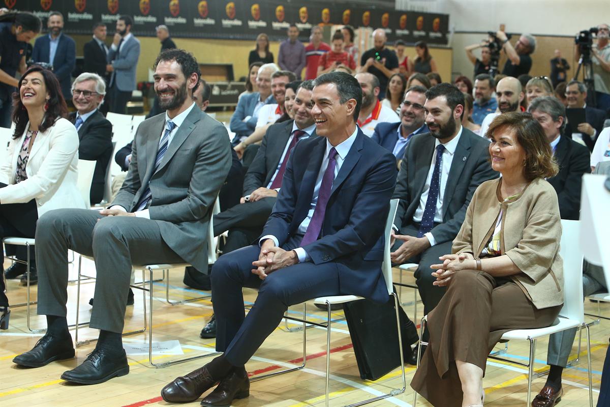 24/06/2019. Pedro Sánchez visita a la selección femenina de baloncesto. El presidente del Gobierno en funciones, Peddro Sánchez, escucha la ...