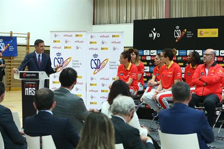24/06/2019. Pedro Sánchez visita a la selección femenina de baloncesto. El presidente del Gobierno en funciones, Pedro Sánchez, se dirige, d...