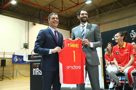 24/06/2019. Pedro Sánchez visita a la selección femenina de baloncesto. El presidente del Gobierno en funciones, Pedro Sánchez, recibe una c...