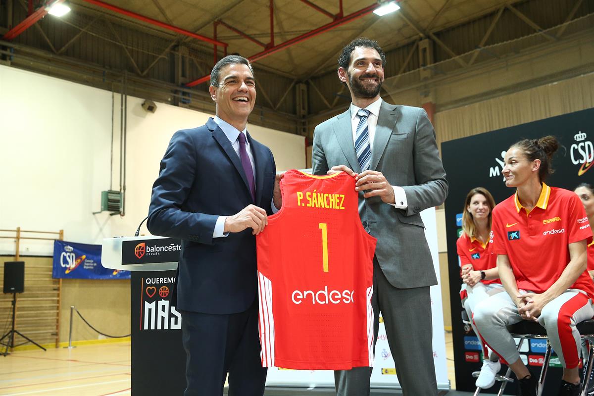 24/06/2019. Pedro Sánchez visita a la selección femenina de baloncesto. El presidente del Gobierno en funciones, Pedro Sánchez, recibe una c...