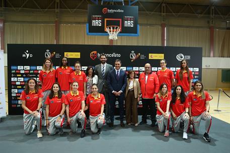24/06/2019. Pedro Sánchez visita a la Selección Femenina de Baloncesto. Foto de familia de la selección femenina de baloncesto, el president...