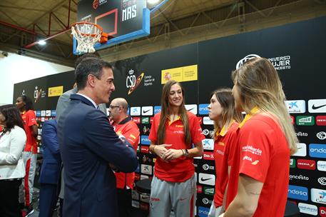 24/06/2019. Pedro Sánchez visita a la selección femenina de baloncesto. El presidente del Gobierno en funciones, Pedro Sánchez, departe con ...