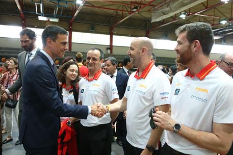 24/06/2019. Pedro Sánchez visita a la Selección Femenina de Baloncesto. El presidente del Gobierno en funciones, Pedro Sánchez, saluda a var...