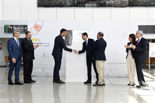 El presidente del Gobierno en funciones, Pedro Sánchez, saluda al presidente de la Junta de Andalucía, Juan Manuel Moreno