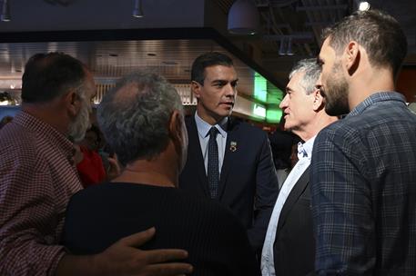 25/09/2019. Pedro Sánchez visita el mercado Little Spain. El presidente del Gobierno en funciones, Pedro Sánchez, charla con el periodista G...