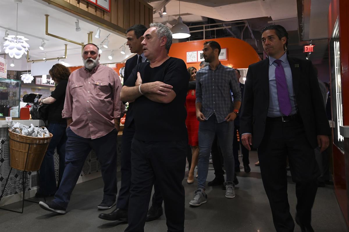 25/09/2019. Pedro Sánchez visita el mercado Little Spain. El presidente del Gobierno en funciones, Pedro Sánchez, su mujer, Begoña Gómez, ac...