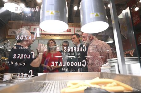25/09/2019. Pedro Sánchez visita el mercado Little Spain. El presidente del Gobierno en funciones, Pedro Sánchez, y su mujer, Begoña Gómez, ...