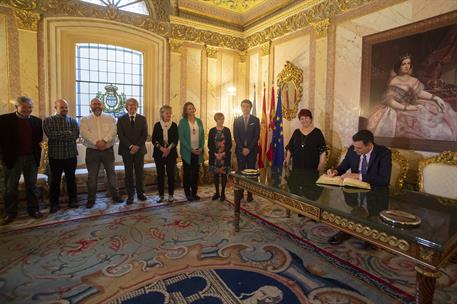 26/03/2019. Viaje del presidente del Gobierno a Segovia. El presidente del Gobierno, Pedro Sánchez, firma en el libro de honor del Ayuntamie...