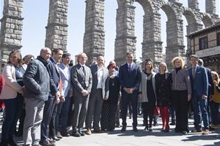 El presidente del Gobierno, la delegada del Gobierno en Castilla y León, y la alcaldesa de Segovia posan ante el Acueducto