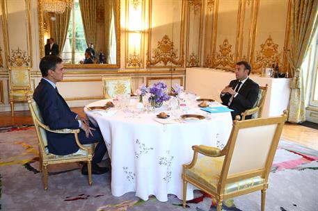 27/05/2019. Sánchez cena con el presidente de la República Francesa. El presidente del Gobierno en funciones, Pedro Sánchez, y el presidente...