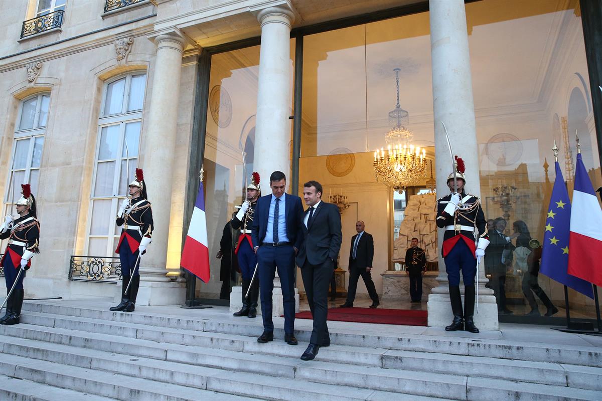 27/05/2019. Sánchez cena con el presidente de la República Francesa. El presidente del Gobierno en funciones, Pedro Sánchez, y el presidente...