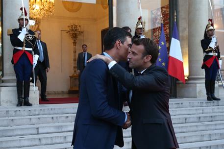 27/05/2019. Sánchez cena con el presidente de la República Francesa. El presidente del Gobierno en funciones, Pedro Sánchez, y el presidente...