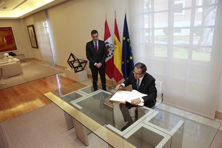 28/02/2019. Pedro Sánchez recibe al presidente de Perú, Martín Vizcarra. El presidente de Perú, Martín Vizcarra, firma en el Libro de Honor ...