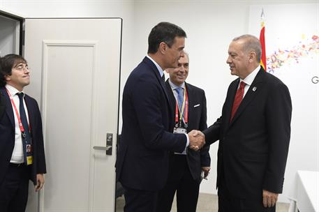 28/06/2019. Pedro Sánchez asiste a la Cumbre del G-20. El presidente del Gobierno en funciones, saluda al presidente de Turquía, Recep Tayyi...