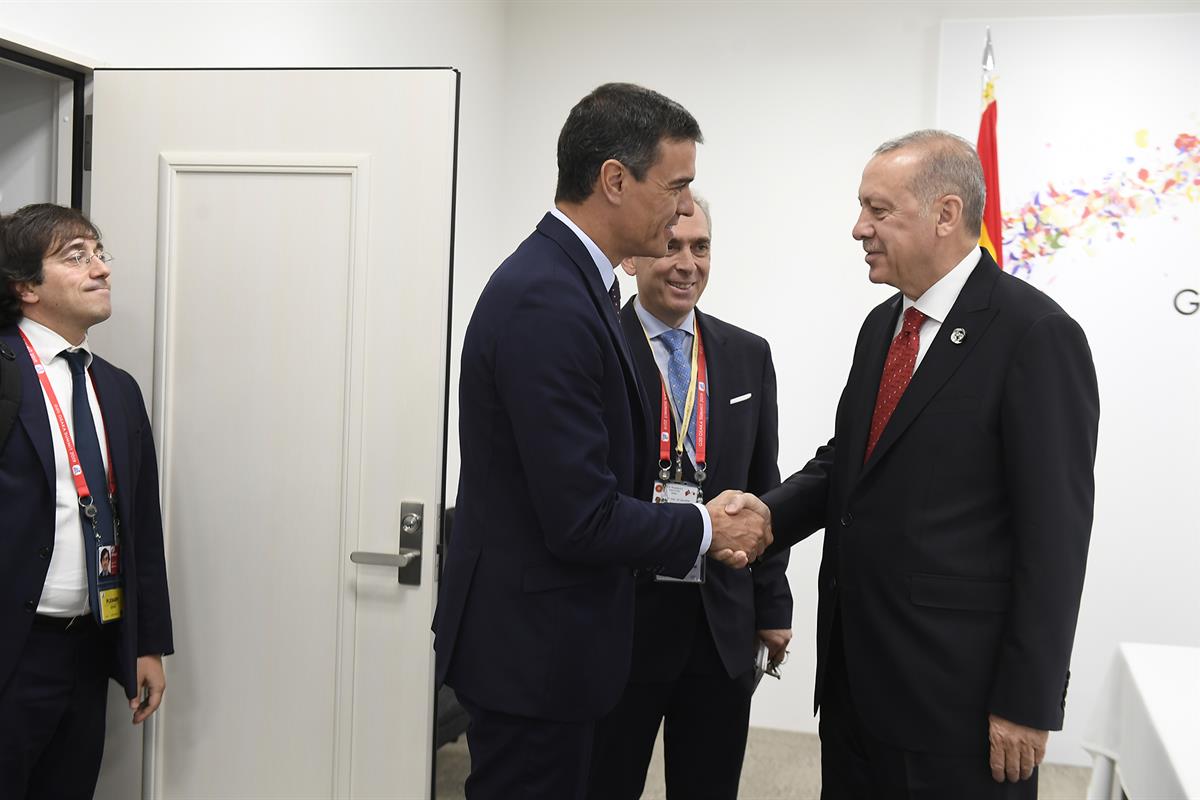 28/06/2019. Pedro Sánchez asiste a la Cumbre del G-20. El presidente del Gobierno en funciones, saluda al presidente de Turquía, Recep Tayyi...