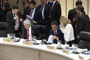 Pedro Sánchez y la ministra de Economía y Empresa en funciones, Nadia Calviño, durante la Cumbre del G-20