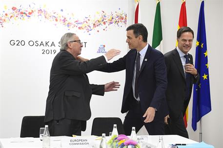 28/06/2019. Pedro Sánchez asiste a la Cumbre del G-20. El presidente del Gobierno en funciones, Pedro Sánchez, saluda al presidente de la Co...