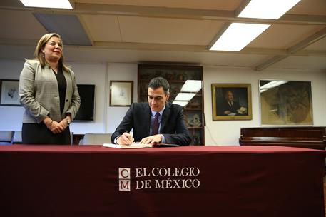 30/01/2019. Pedro Sánchez visita México. El presidente del Gobierno, Pedro Sánchez, junto a la presidenta del Colegio de México, firma en el...