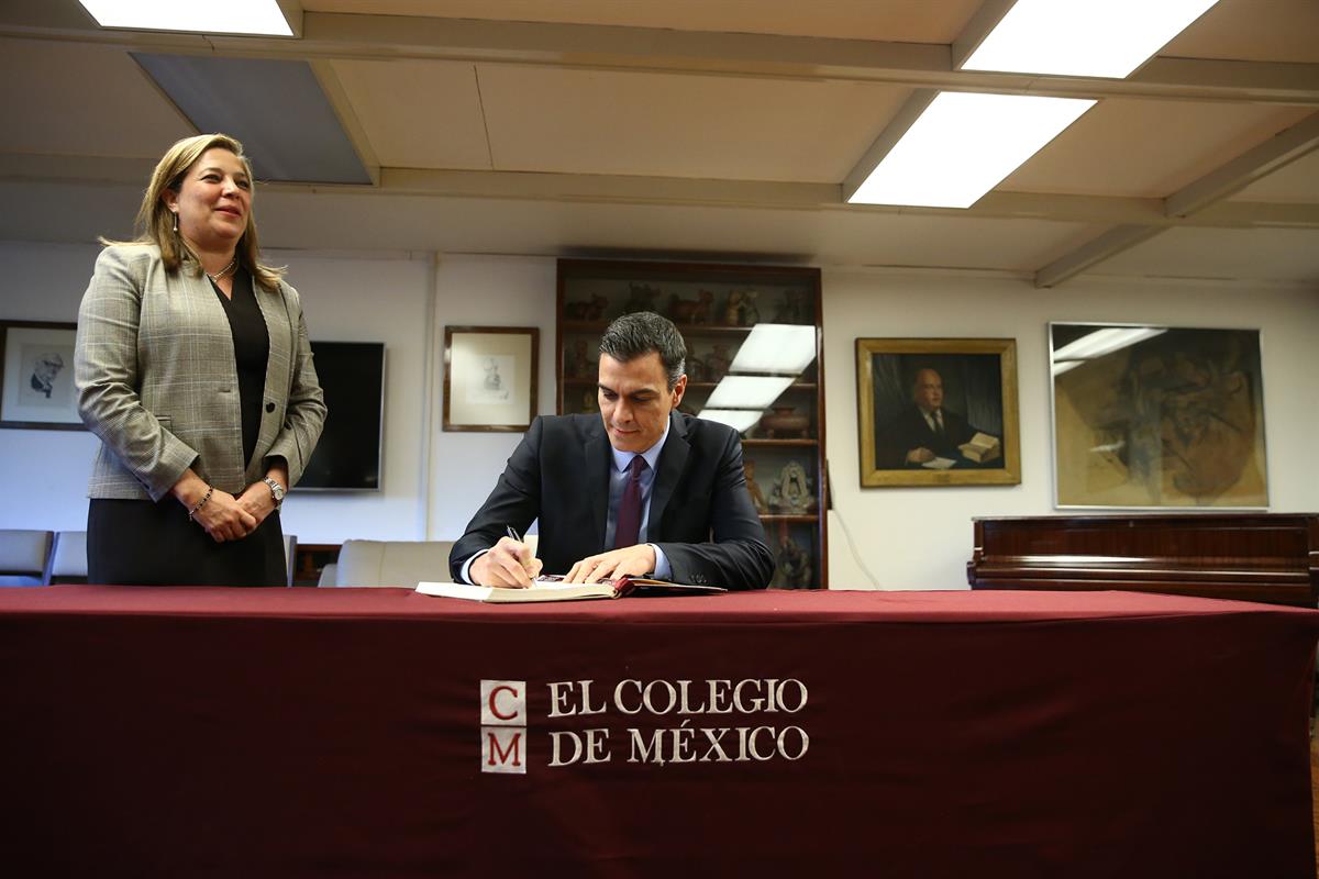30/01/2019. Pedro Sánchez visita México. El presidente del Gobierno, Pedro Sánchez, junto a la presidenta del Colegio de México, firma en el...