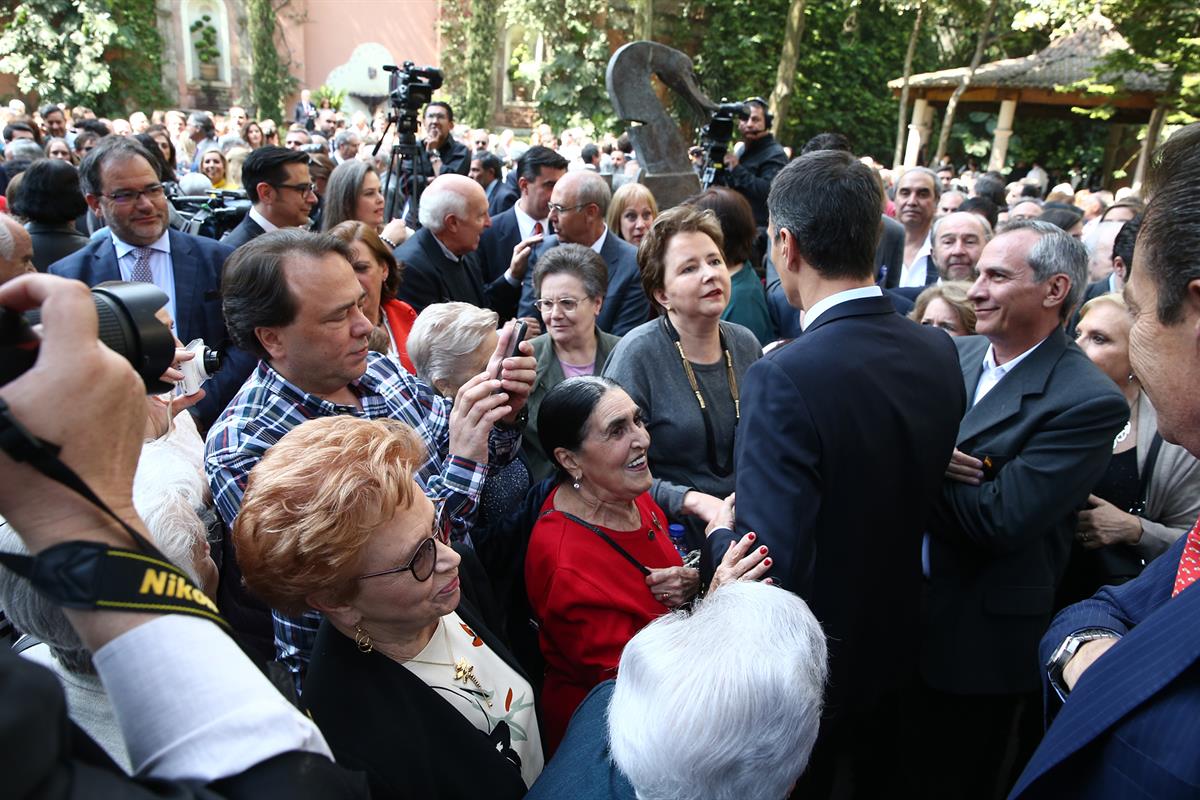 31/01/2019. Pedro Sánchez visita México. El presidente del Gobierno, Pedro Sánchez, junto al embajador de España en México, conversa con mie...