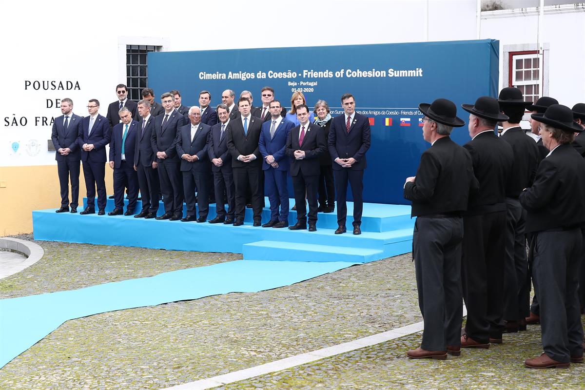 1/02/2020. El presidente del Gobierno participa en la Cumbre del Grupo de Países Amigos de la Cohesión. Pedro Sánchez en la foto de familia ...