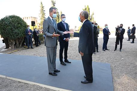 1/07/2020. Asiste a la reapertura de la frontera entre España y Portugal en Badajoz y Elvas. El rey Felipe VI conversa con presidente de la ...