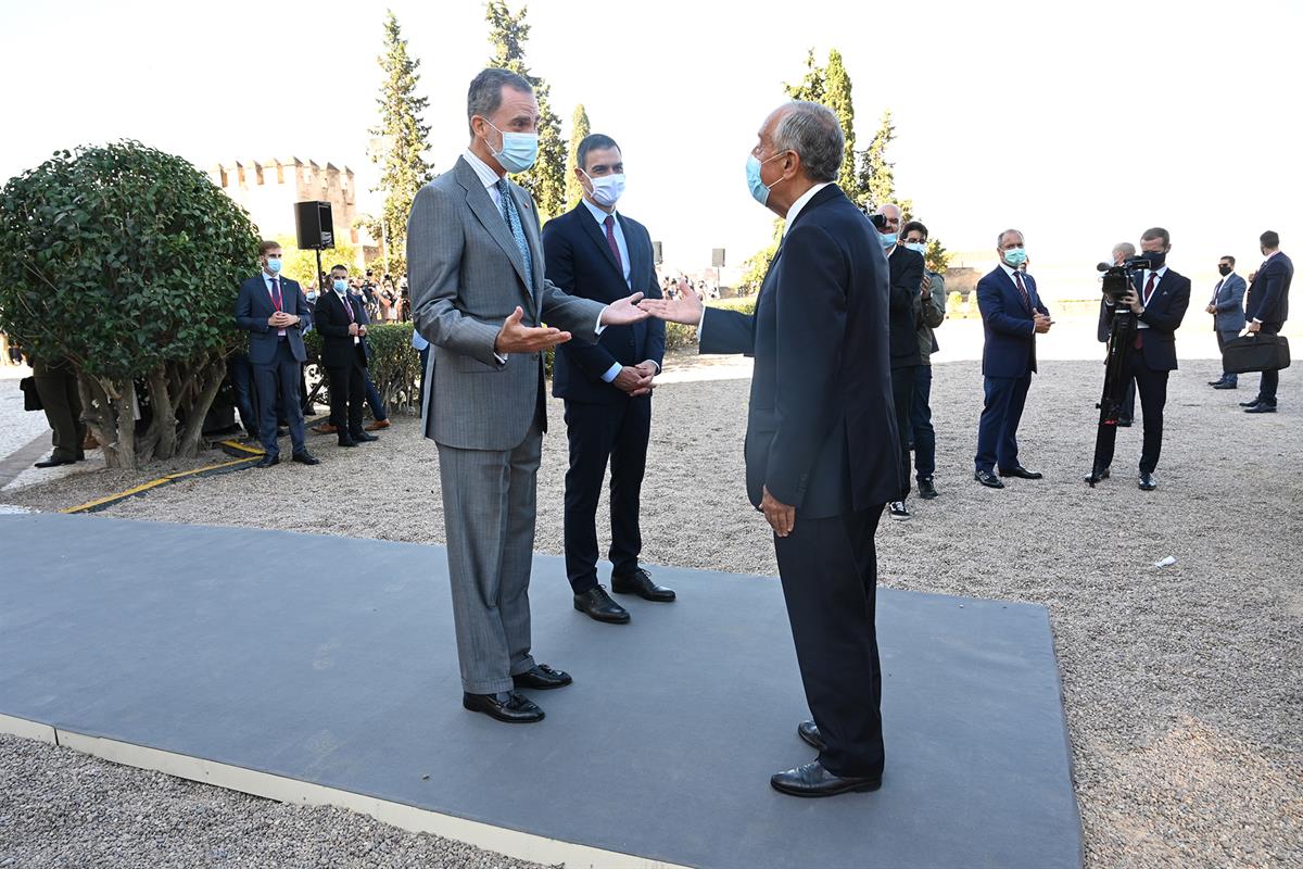 1/07/2020. Asiste a la reapertura de la frontera entre España y Portugal en Badajoz y Elvas. El rey Felipe VI conversa con presidente de la ...