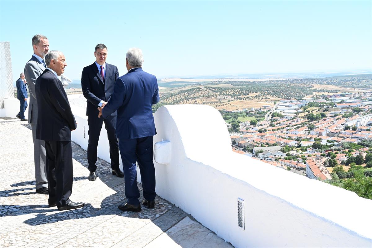 1/07/2020. Pedro Sánchez asiste a la reapertura de la frontera entre España y Portugal, en Badajoz y Elvas. El rey Felipe VI y el presidente...