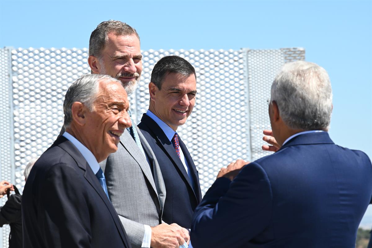 1/07/2020. Pedro Sánchez asiste a la reapertura de la frontera entre España y Portugal, en Badajoz y Elvas. El rey Felipe VI y el presidente...
