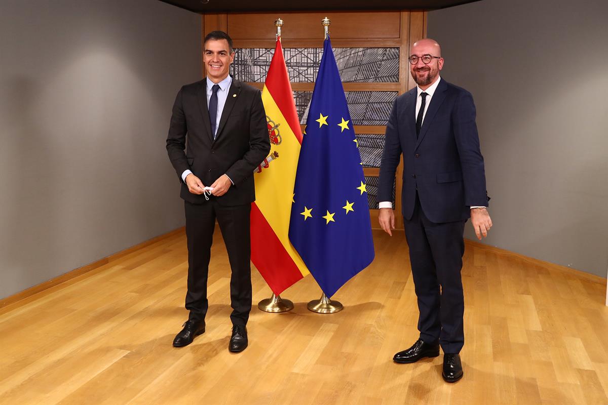 1/10/2020. El presidente del Gobierno asiste al Consejo Europeo extraordinario. El presidente del Gobierno, Pedro Sánchez, y el presidente d...