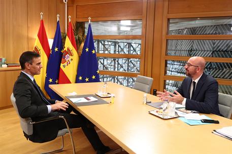 1/10/2020. El presidente del Gobierno asiste al Consejo Europeo extraordinario. El presidente del Gobierno, Pedro Sánchez, y el presidente d...