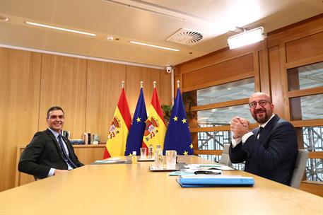 1/10/2020. El presidente del Gobierno asiste al Consejo Europeo extraordinario. El presidente del Gobierno, Pedro Sánchez, y el presidente d...