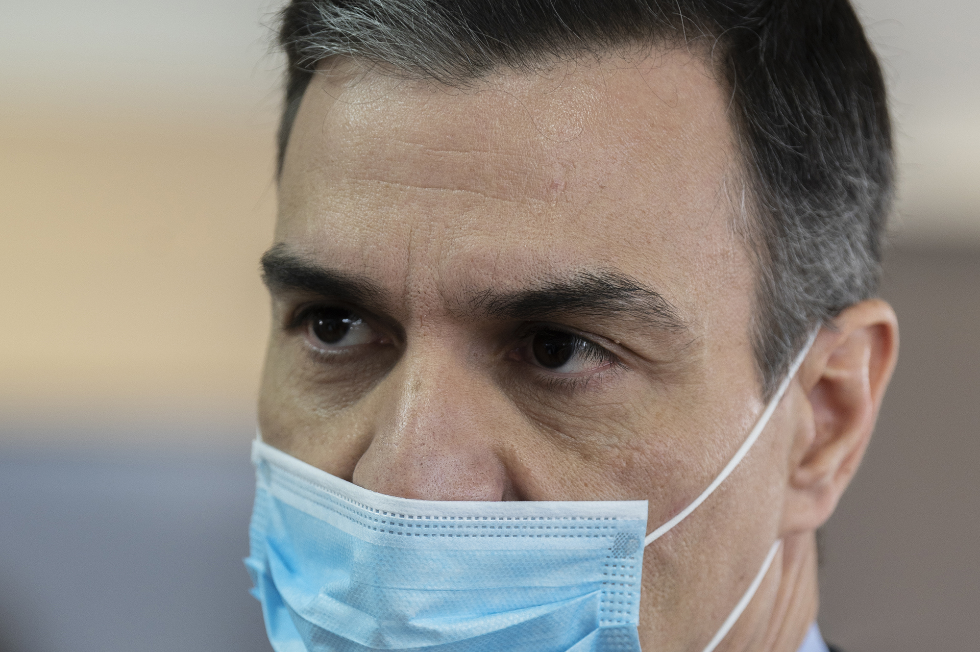 3/04/2020. Sánchez visita la fábrica que producirá respiradores para Sanidad. El presidente del Gobierno, Pedro Sánchez, durante su visita a...