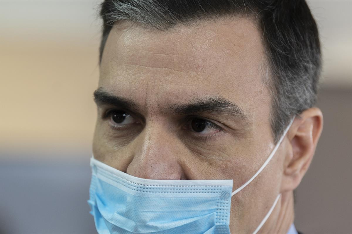 3/04/2020. Sánchez visita la fábrica que producirá respiradores para Sanidad. El presidente del Gobierno, Pedro Sánchez, durante su visita a...