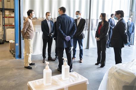 3/04/2020. Sánchez visita la fábrica que producirá respiradores para Sanidad. El presidente del Gobierno, Pedro Sánchez, acompañado del mini...