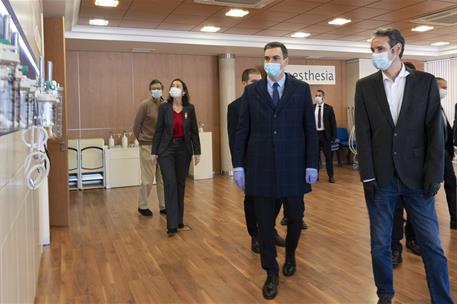3/04/2020. Sánchez visita la fábrica que producirá respiradores para Sanidad. El presidente del Gobierno, Pedro Sánchez, acompañado del mini...