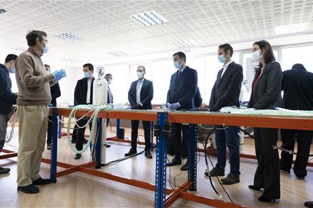 3/04/2020. Sánchez visita la fábrica que producirá respiradores para Sanidad. El presidente del Gobierno, Pedro Sánchez, acompañado del mini...