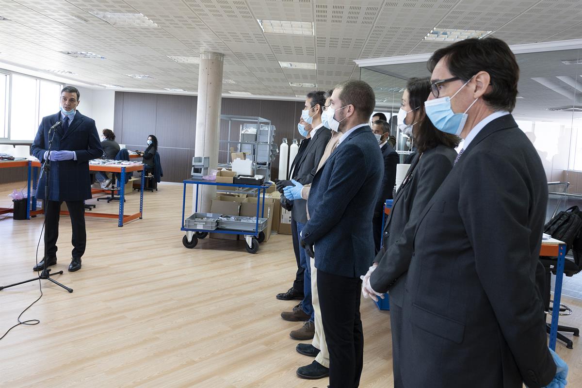 3/04/2020. Sánchez visita la fábrica que producirá respiradores para Sanidad. El presidente del Gobierno, Pedro Sánchez, durante las declara...