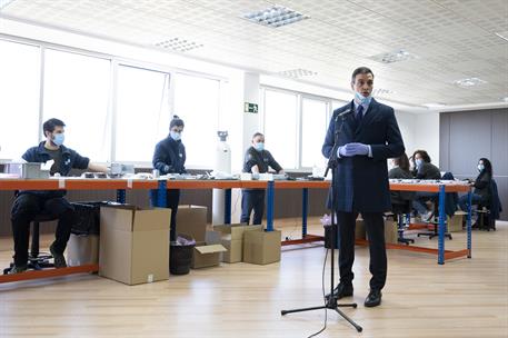 3/04/2020. Sánchez visita la fábrica que producirá respiradores para Sanidad. El presidente del Gobierno, Pedro Sánchez, durante las declara...