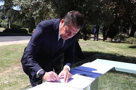 3/07/2020. Pedro Sánchez preside la firma del Pacto por la Reactivación Económica y el Empleo. Gerardo Cuerva, presidente de CEPYME, firma el acuerdo.