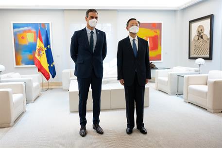 3/09/2020. El presidente del Gobierno recibe al director de la Oficina de la Comisión de Asuntos Exteriores del Partido Comunista de China. ...