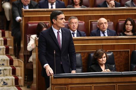 4/01/2020. Sesión de Investidura (1ª Jornada). El candidato a la Presidencia del Gobierno, Pedro Sánchez, responde desde la bancada socialis...