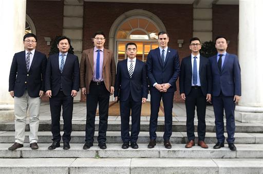 El presidente Pedro Sánchez, con los representantes de la comunidad china y la Embajada de China en España