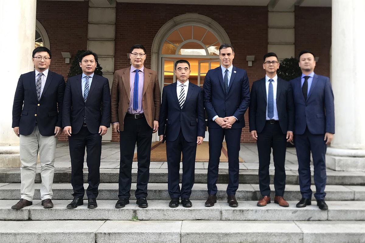 4/02/2020. Sánchez se reúne en Moncloa con representantes de la Asociación de Chinos en España. Foto de familia del presidente del Gobierno,...