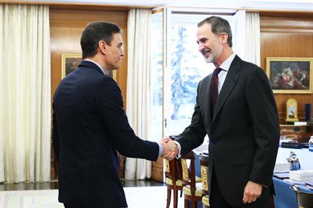 4/03/2020. El presidente del Gobierno asiste a la reunión del Consejo de Seguridad Nacional. El Rey Felipe VI saluda al presidente del Gobie...