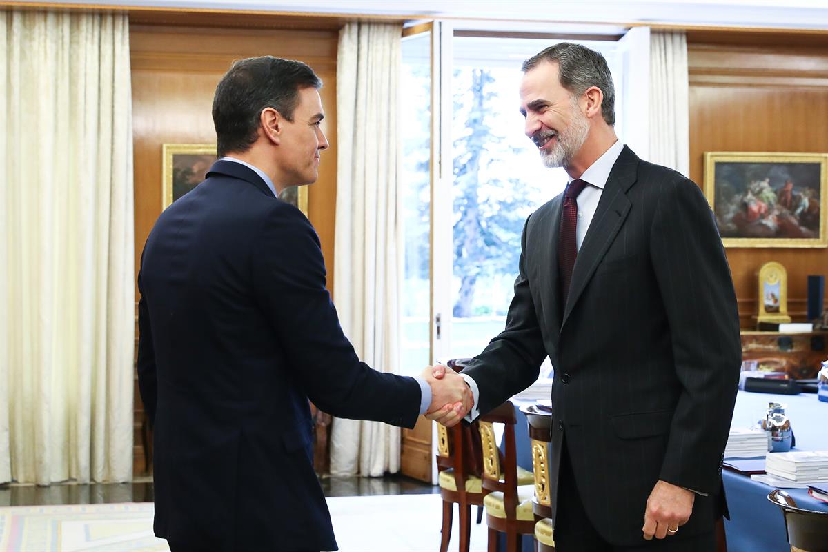 4/03/2020. El presidente del Gobierno asiste a la reunión del Consejo de Seguridad Nacional. El Rey Felipe VI saluda al presidente del Gobie...